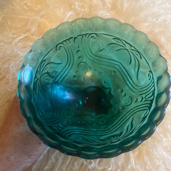 Vintage teal blue glass chalace dish approx 5 “ across and tall. - Picture 6 of 7